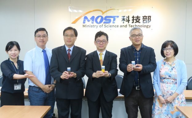 受傳統煎藥過程啟發,海大教授開發對付超級細菌的生物活性碳