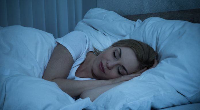 每天睡眠少於 6 小時,恐增加慢性病患者死亡風險