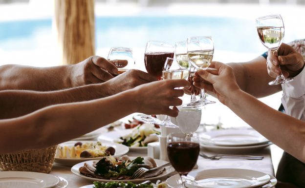 喝紅酒解憂鬱?白藜蘆醇或有貢獻,科學家找到原因