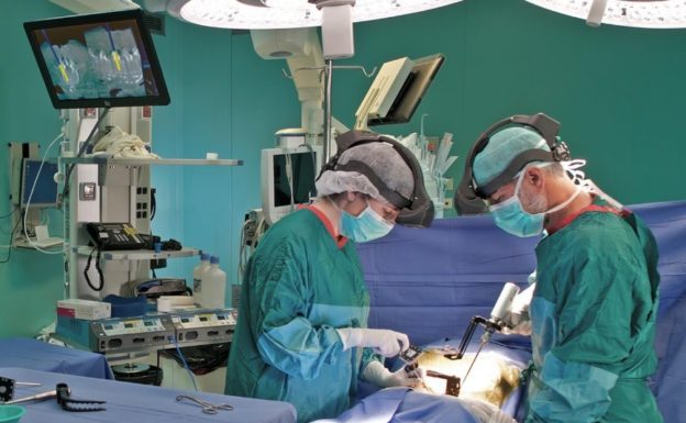 AR 手術導航系統 Augmedics 獲 FDA 批准,外科醫生可以有「透視力」了