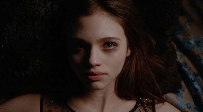 女星大膽全裸一飾兩角《鏡中驚魂》高中少女霸凌復仇記!