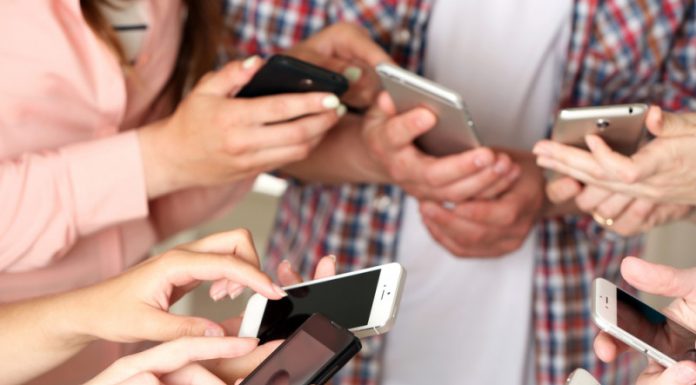 手機成癮嚴重,調查:青少年每 2 人有 1 人沉迷