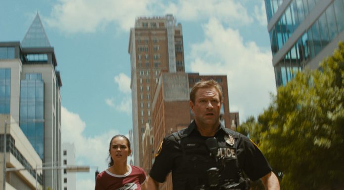 亞倫艾克哈特來真的《絕命直播》懸掛三層樓高空肉搏!